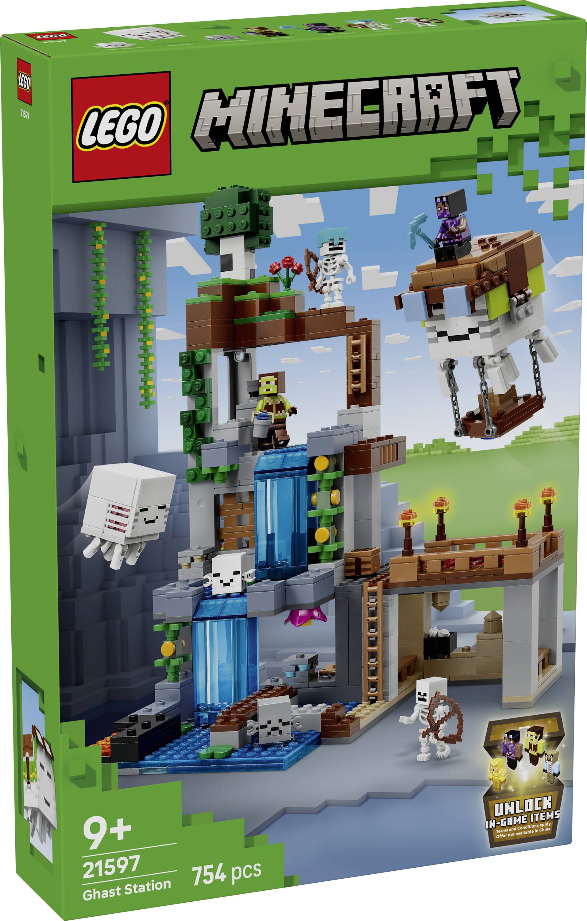 Art de la boîte du set LEGO Minecraft « Attaque du Village par le Ballon Fantôme » montrant un ballon fantôme flottant, des structures de village et des minifigurines.