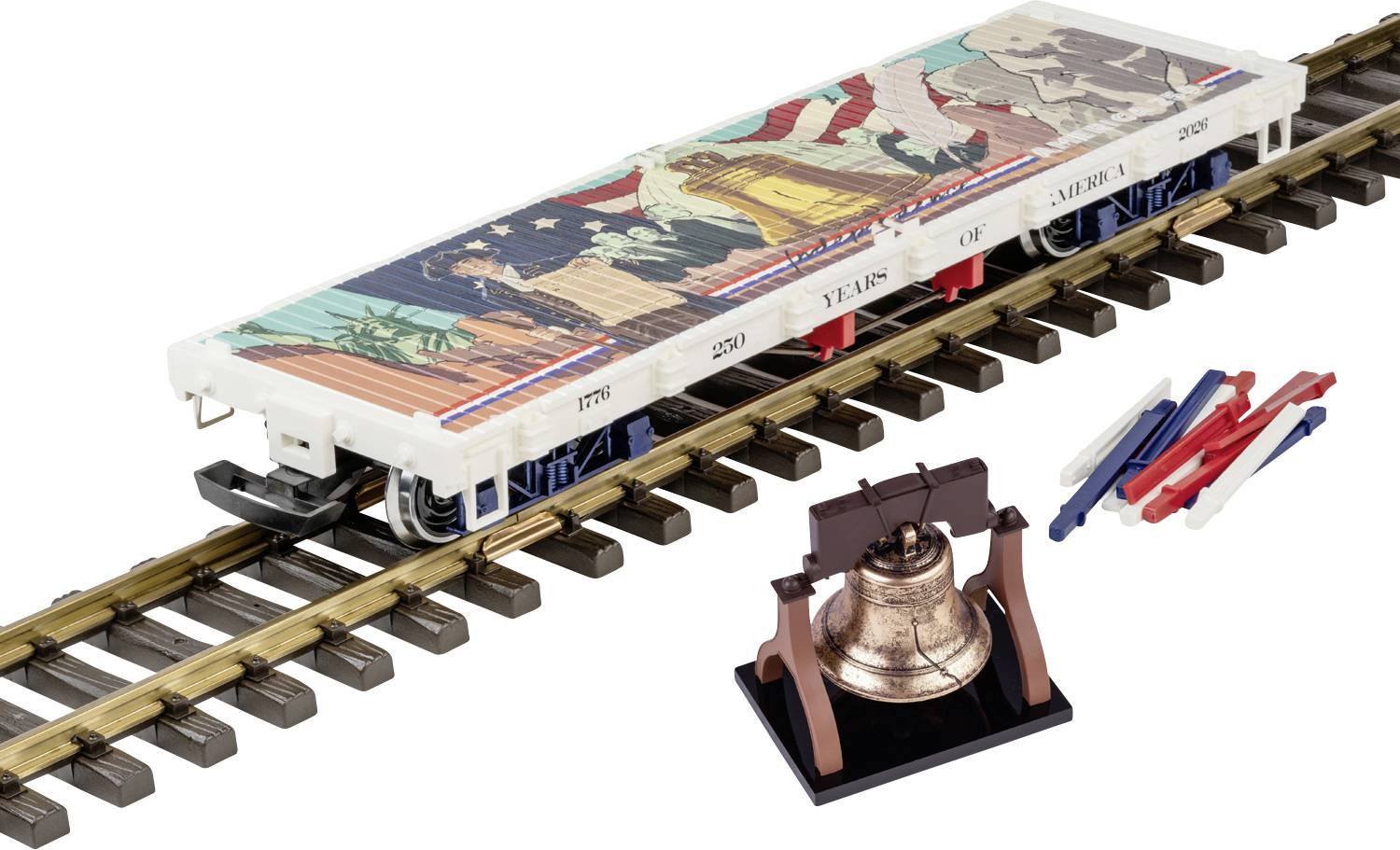 Un wagon commémoratif sur des rails étiquetés avec des années historiques, présenté avec une cloche en bronze et des morceaux de rails rouges, blancs et bleus détachés à côté.
