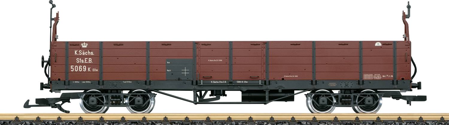Vue latérale d'un wagon de marchandises K.Sächs. SStB 5069 rouge sur des voies, présenté en profil.