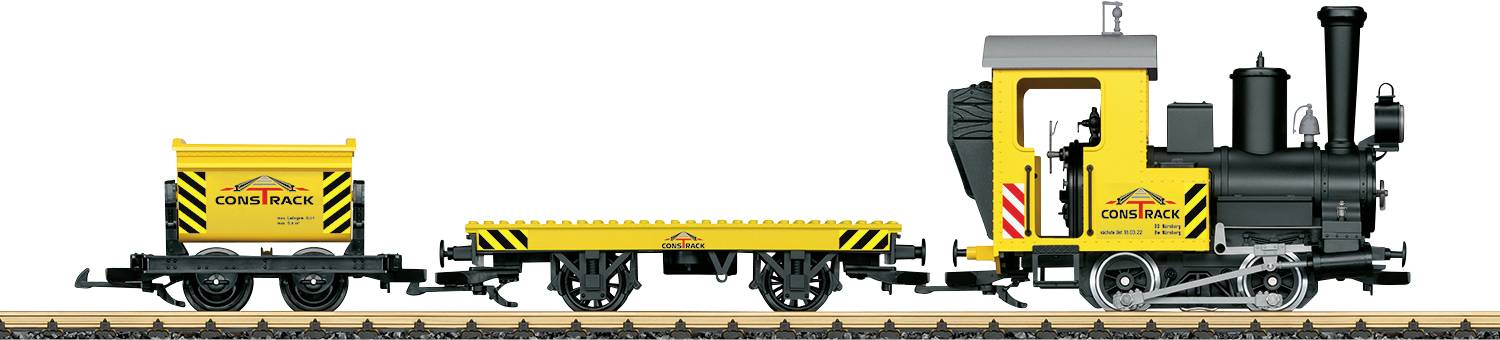Vue latérale d'une locomotive de construction jaune et noire tirant un wagon plat sur des rails.