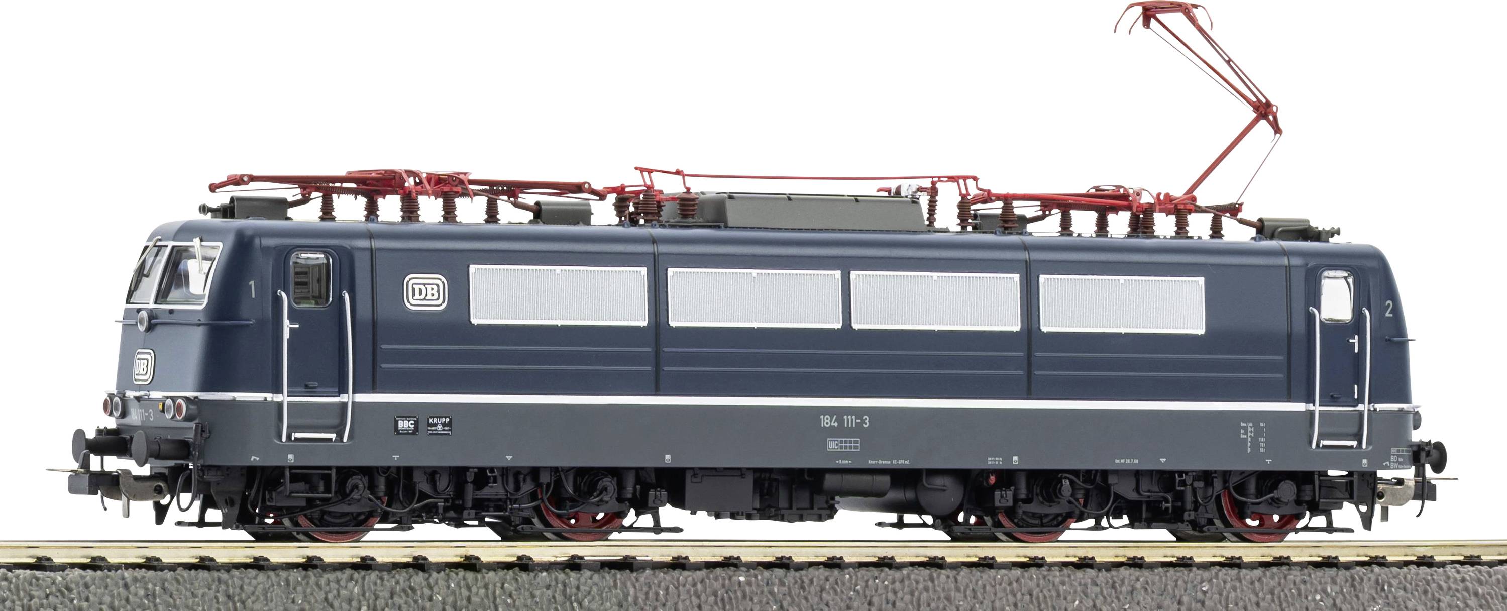 Vue latérale d'une locomotive électrique bleu foncé avec équipement de toit rouge et pantographe, présentée sur des rails sur un fond blanc uni.