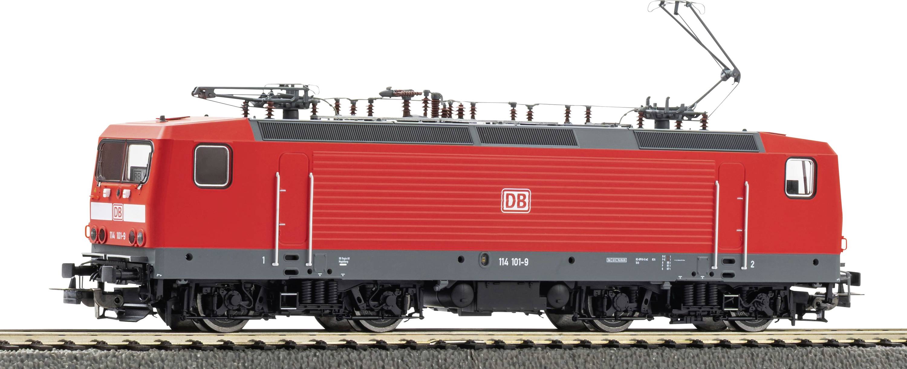 Vue latérale d'une locomotive électrique rouge DB sur des rails, présentée isolée sur un fond blanc.