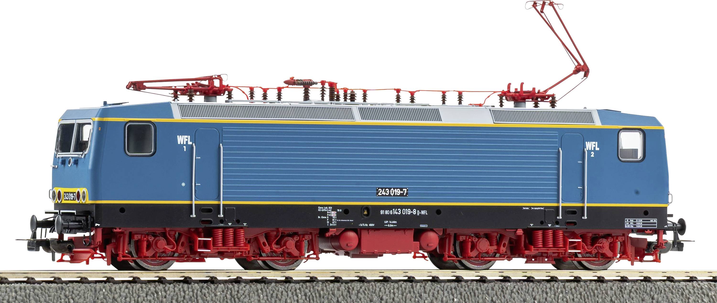 Vue latérale d'une locomotive électrique bleue sur des rails de chemin de fer, avec un châssis rouge et des pantographes de toit, présentée sur un fond blanc.