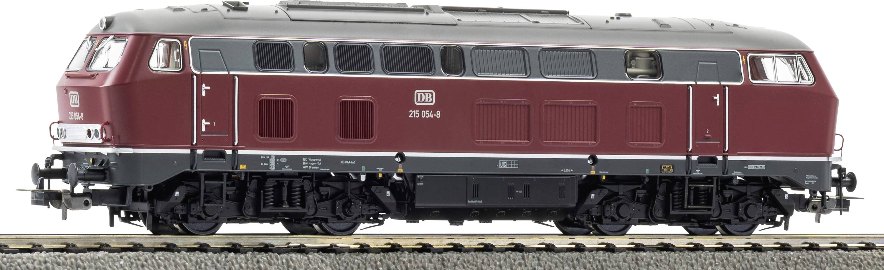 Vue latérale d'un modèle de locomotive diesel bordeaux sur des rails, avec toit argenté et châssis noir, présenté sur fond blanc.