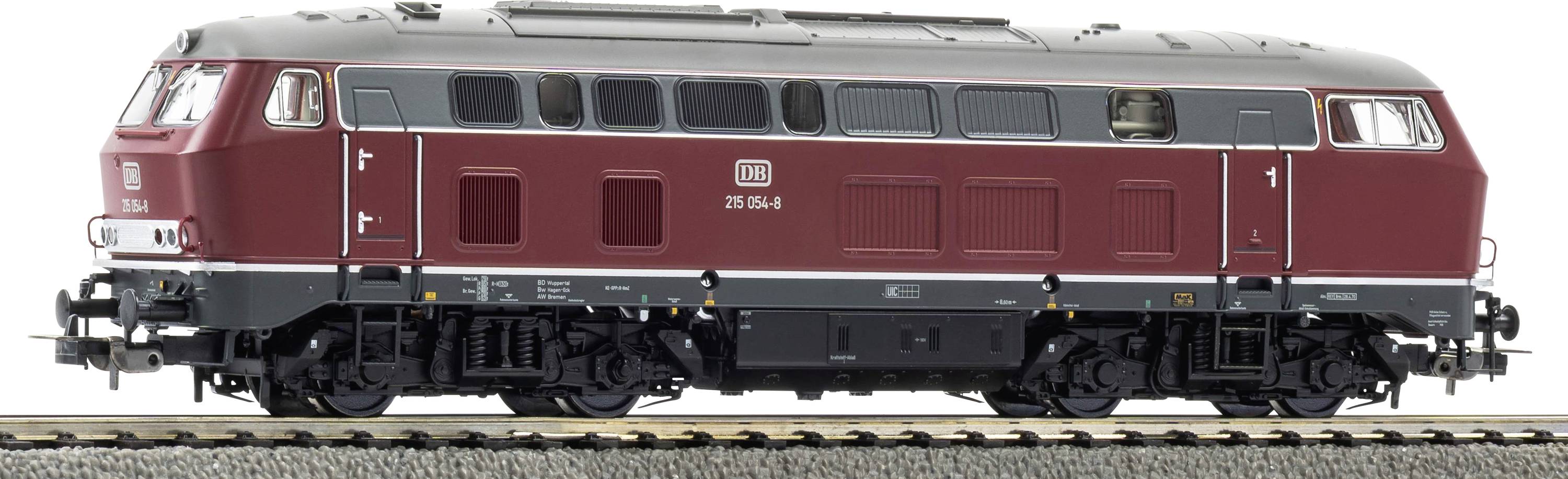 Locomotive diesel bordeaux présenté en vue de côté sur une courte section de voie, avec un toit argenté et un châssis noir.