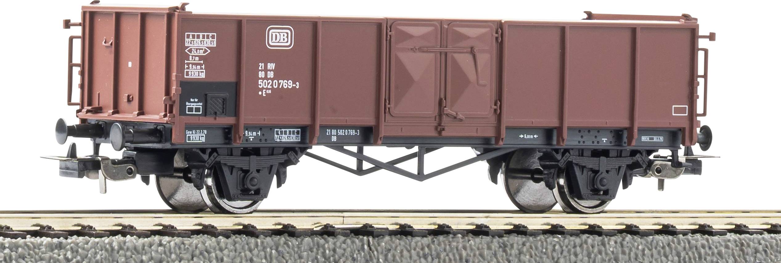 Wagon de fret marron sur des voies, montré en vue latérale sur un fond blanc.