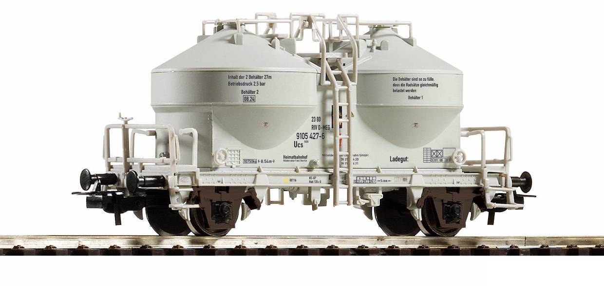 Deux wagons trémies de chemin de fer blancs connectés sur les rails, affichés côte à côte sur un fond blanc.