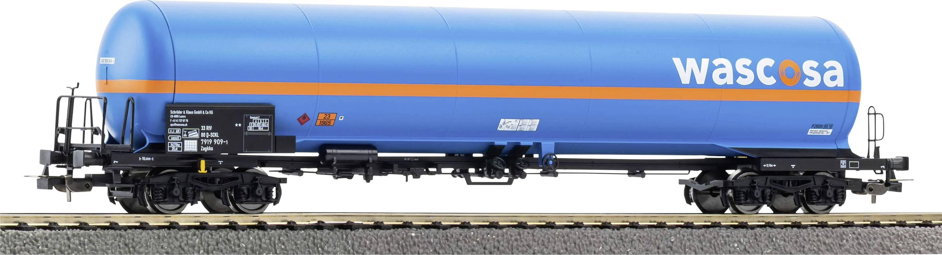 Wagon-citerne WASCOSA bleu vu de côté sur des rails, avec des échelles et des équipements de dessous de caisse noirs.