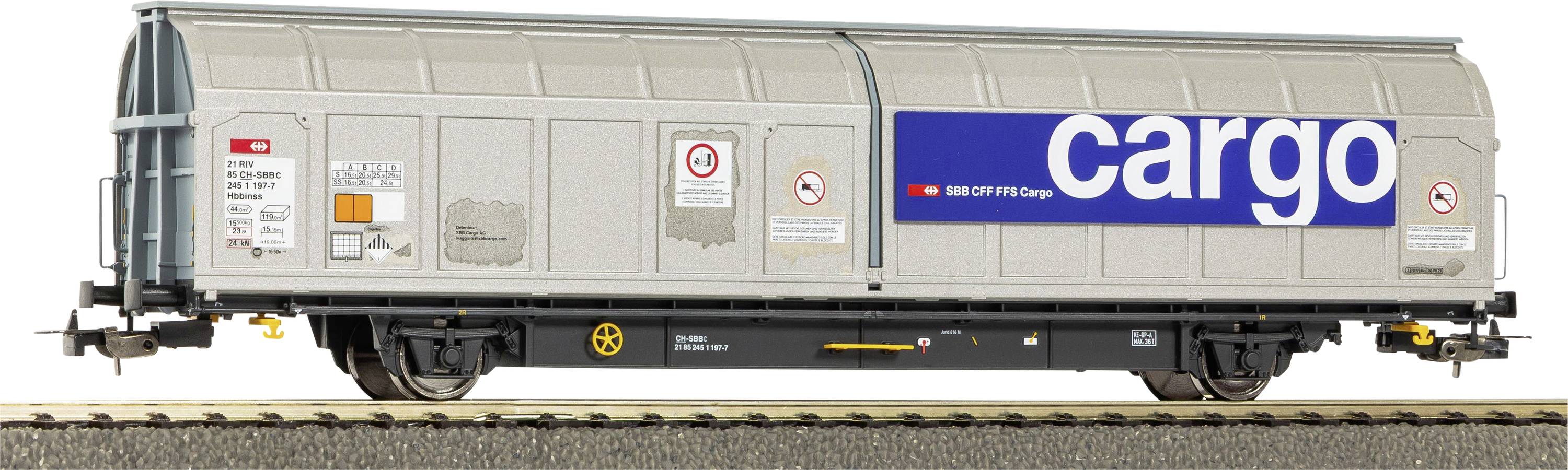 Un wagon de fret de cargo gris avec un grand logo 'cargo' bleu sur le côté.