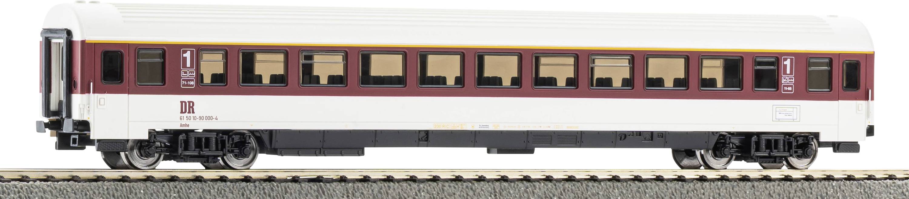 Une voiture de train de passagers miniature avec une carrosserie rouge et blanche est posée sur des rails, vue de côté.