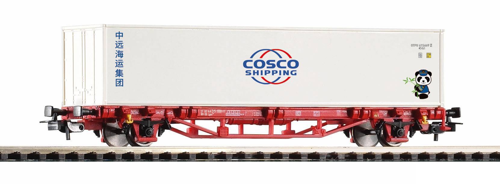 Wagon de train de conteneurs COSCO Rouge avec modèle de conteneur d'expédition sur des rails, montrant un conteneur blanc avec le logo COSCO et une petite mascotte panda.