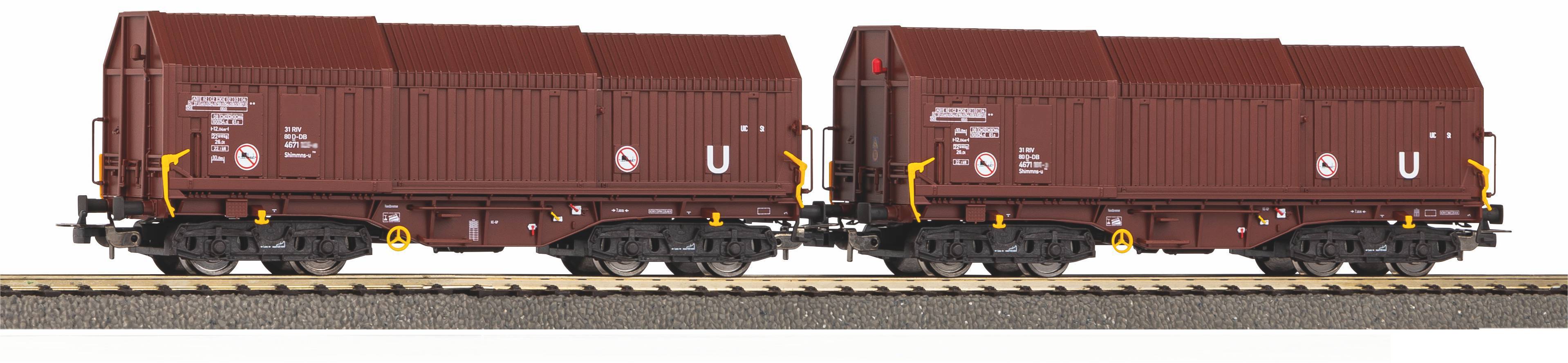 Deux conteneurs de fret ferroviaire bordeaux sur des wagons plats, côte à côte sur une voie, présentés de profil.