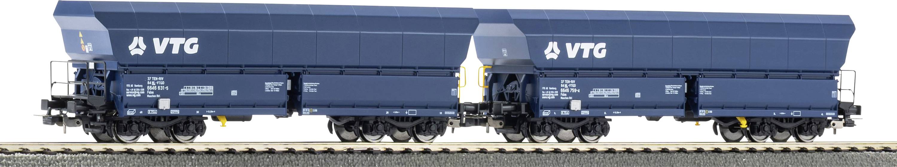Un wagon de fret de marque VTG bleu avec deux wagons-trémies connectés sur des rails, montré en vue de côté.