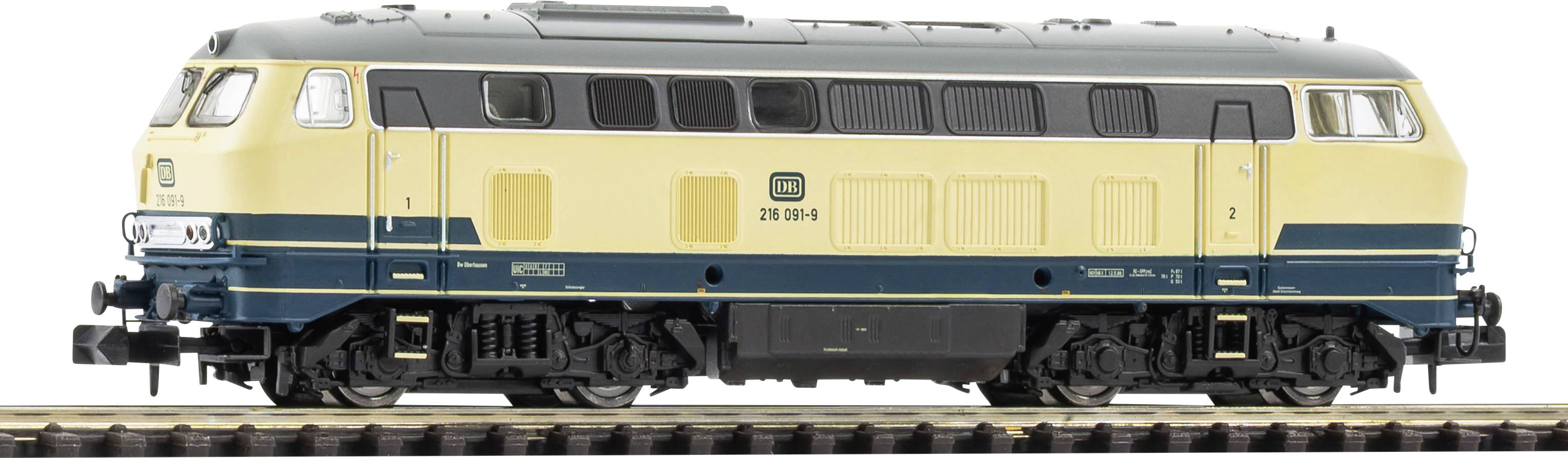 Vue latérale d'une locomotive diesel jaune et bleue sur un fond blanc.