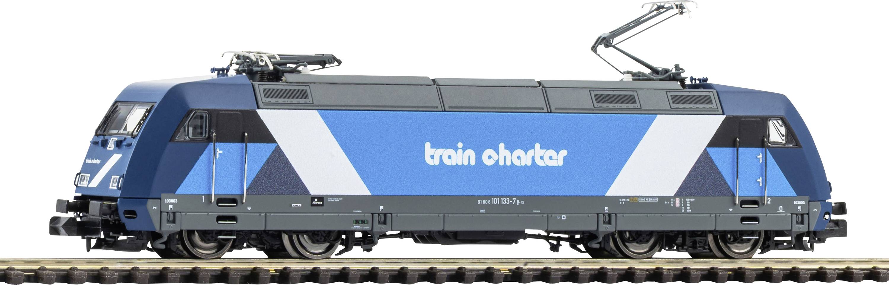 Vue latérale d'une locomotive électrique « affrètement de train » bleue et grise sur des rails avec des pantographes levés.
