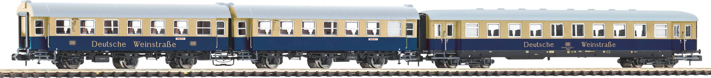 Un train de passagers Deutsche Weinstraße bleu et crème avec des fenêtres illuminées, montré en vue latérale avec deux voitures connectées sur un fond blanc uni.
