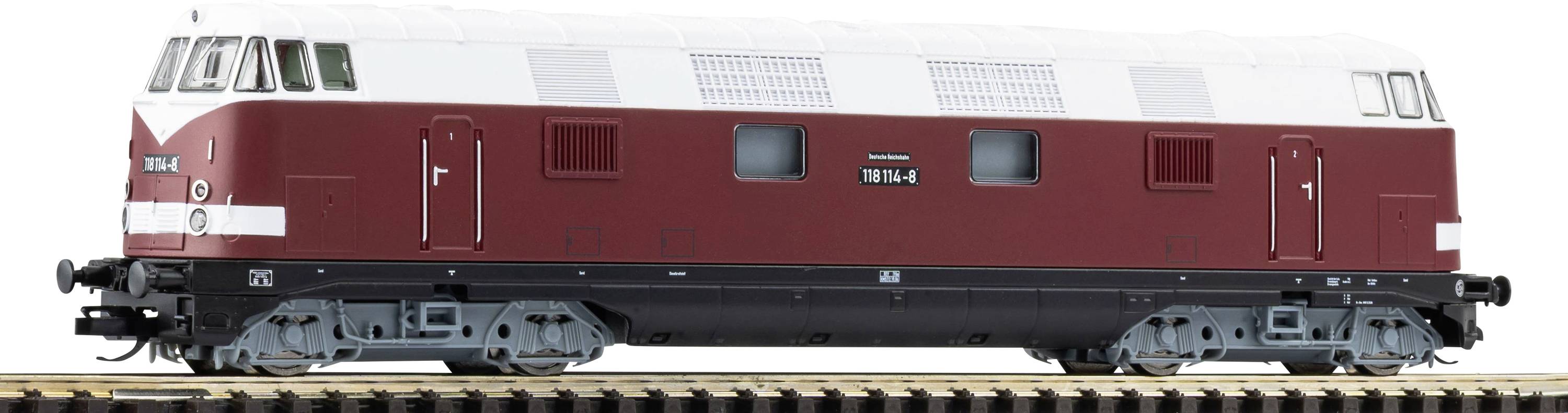 Vue latérale d'une locomotive diesel rouge et blanche sur des rails, présentée sur un fond blanc uni.