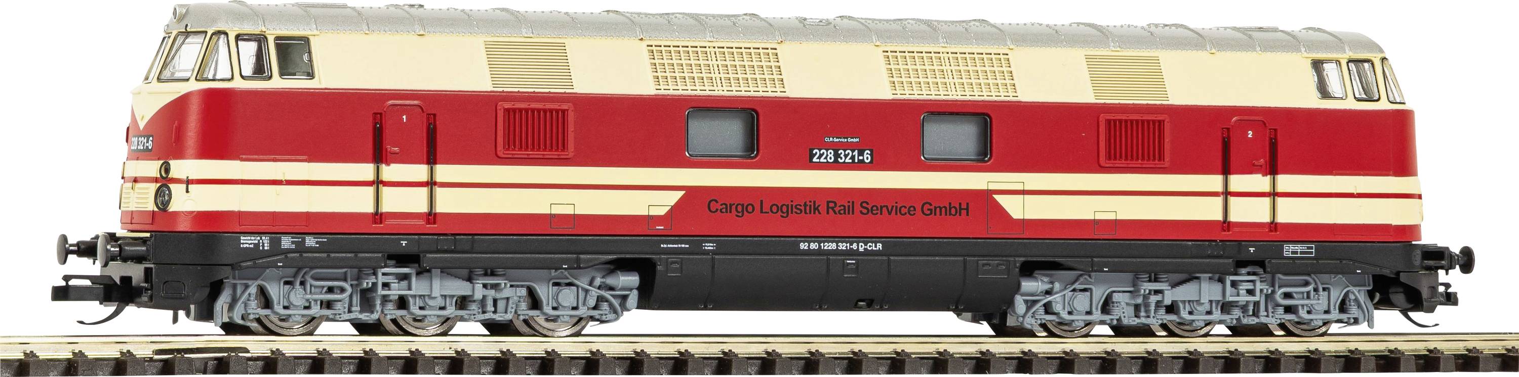 Vue latérale d'une locomotive diesel rouge et crème de Cargo Logistik Rail Service GmbH sur un fond blanc.