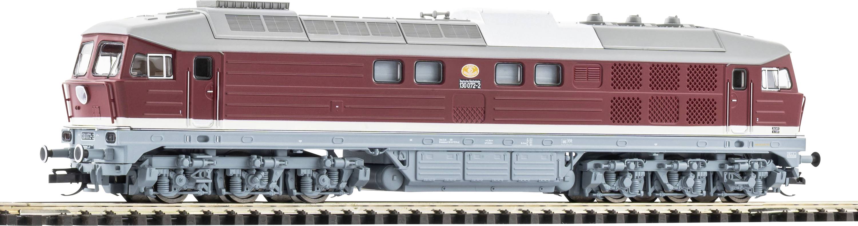 Vue latérale d'une locomotive diesel bordeaux et grise sur des rails, présentée en profil sur fond blanc.