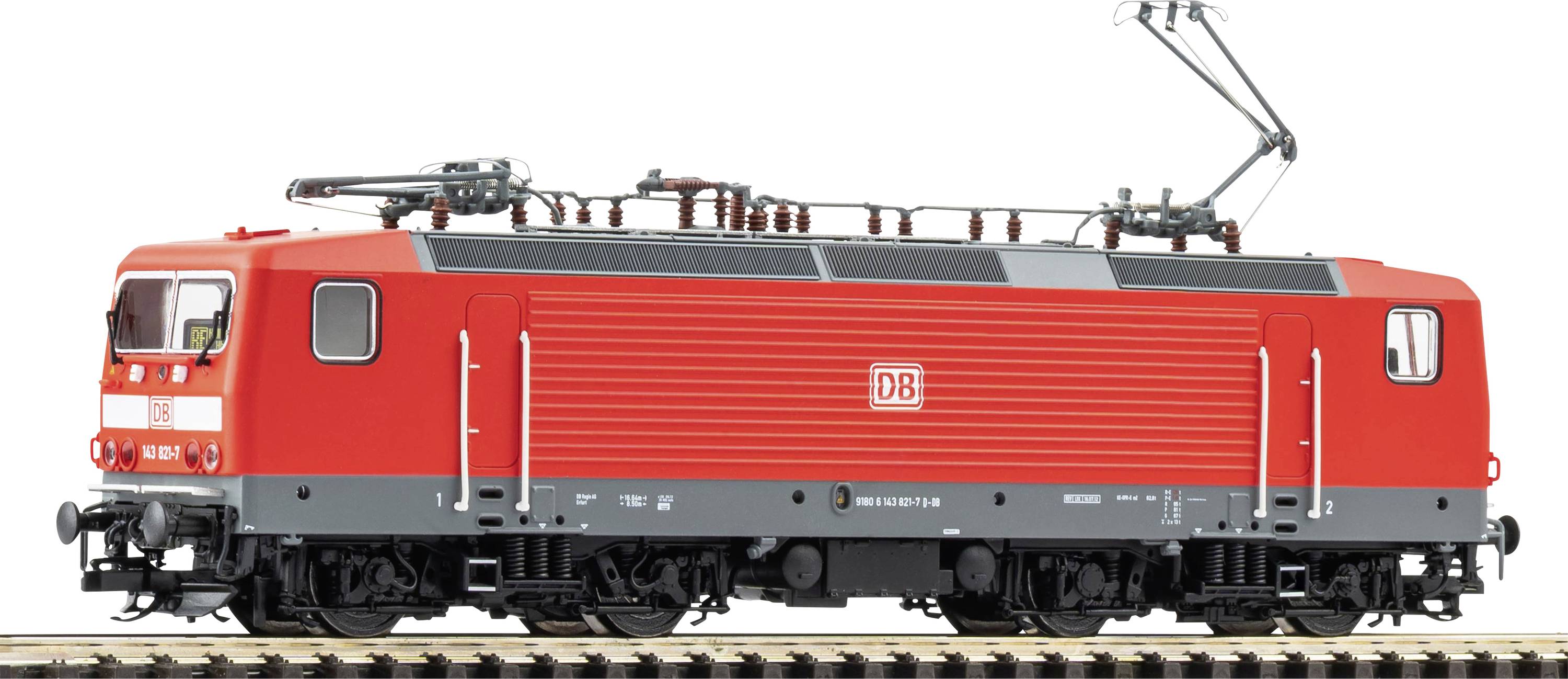 Vue de côté d'une locomotive électrique DB rouge avec pantographe levé sur fond blanc.