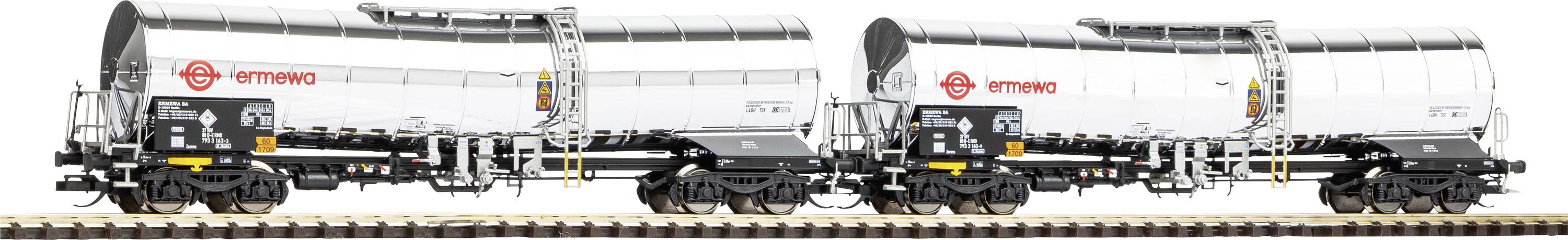Deux wagons-citernes Eremo argentés couplés ensemble sur une voie, vue de côté sur un fond blanc.