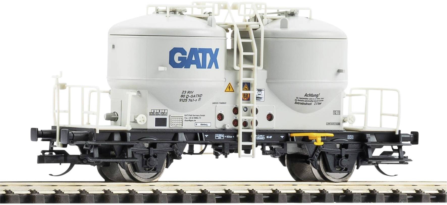Vue latérale d'un wagon-citerne GATX blanc sur rails, montrant un équipement de transport de marchandises industrielles.