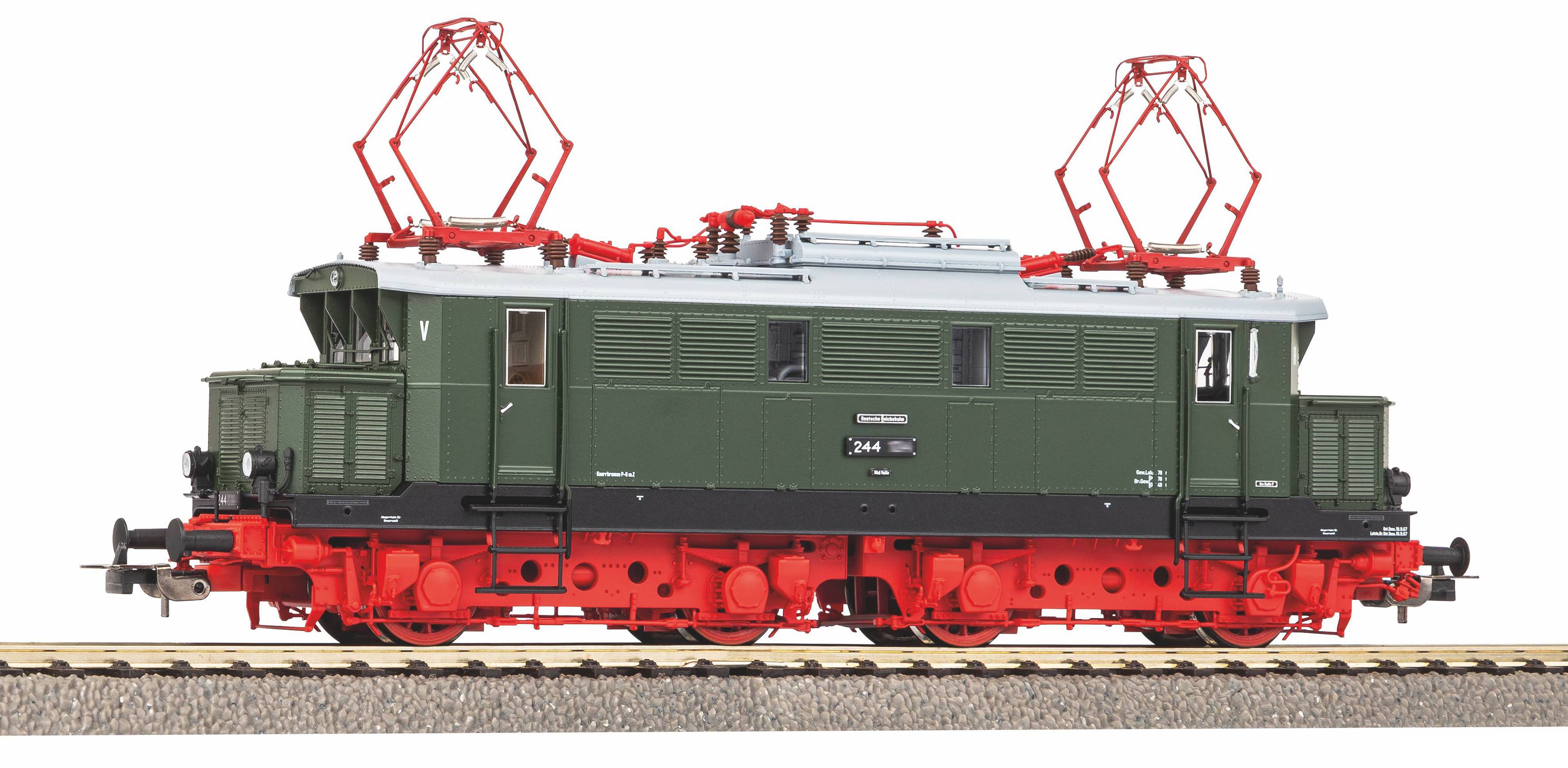 Vue latérale d'une locomotive électrique verte et rouge sur les rails, avec deux pantographes montés sur le toit et le numéro 244 affiché sur le côté.
