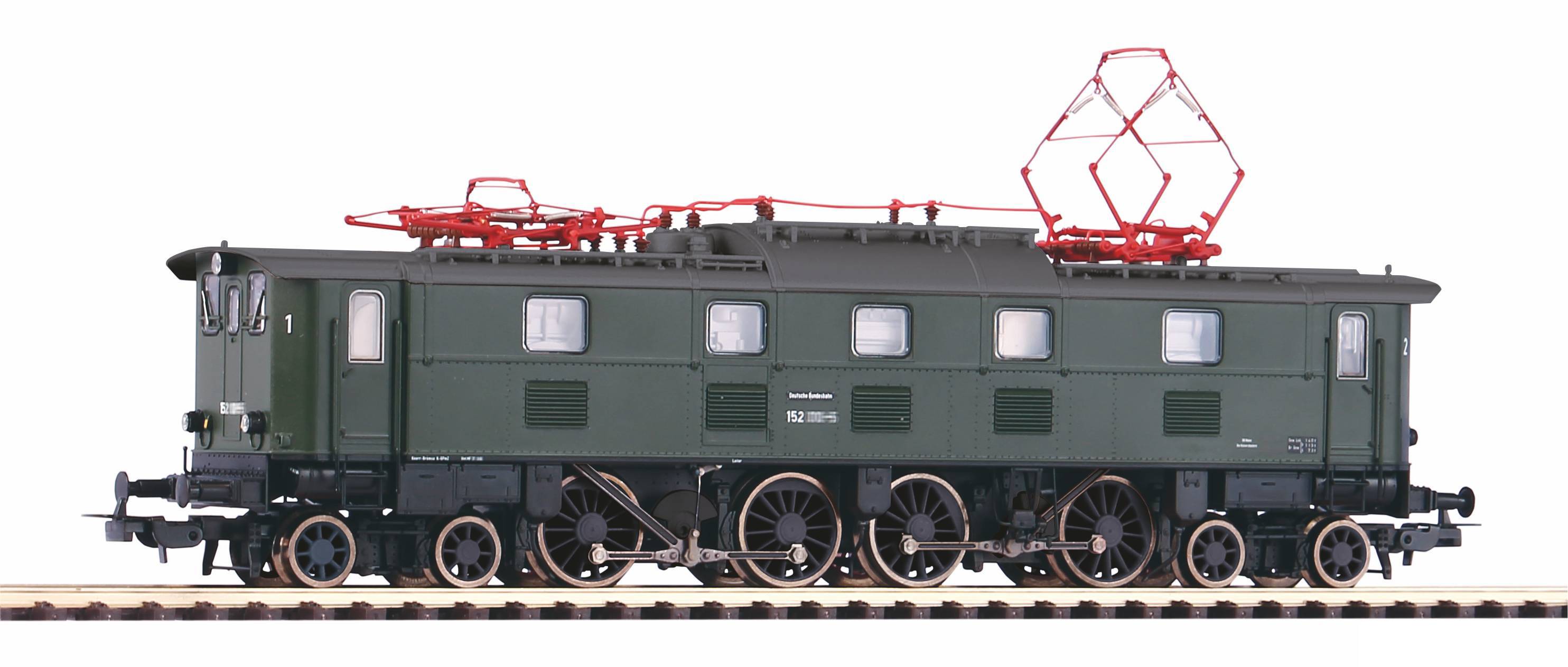 Locomotive électrique verte vintage présentée en vue de profil sur des rails, avec des pantographes rouges sur le toit.
