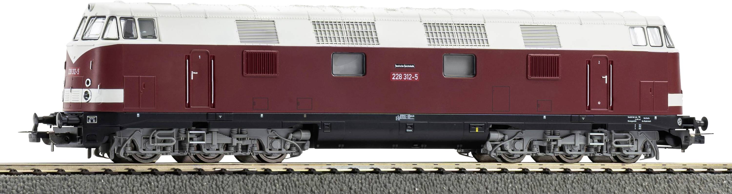 Vue latérale d'une locomotive diesel bordeaux et crème sur des rails, présentée sur un fond blanc uni.