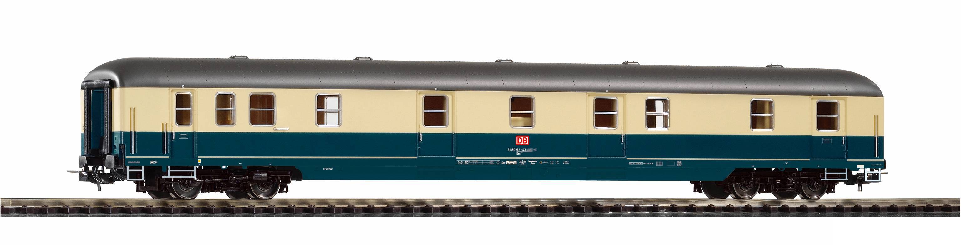 Vue latérale d'une voiture de train de passagers vintage avec la partie supérieure crème et la partie inférieure vert foncé sur des rails, présentée sur un fond blanc.