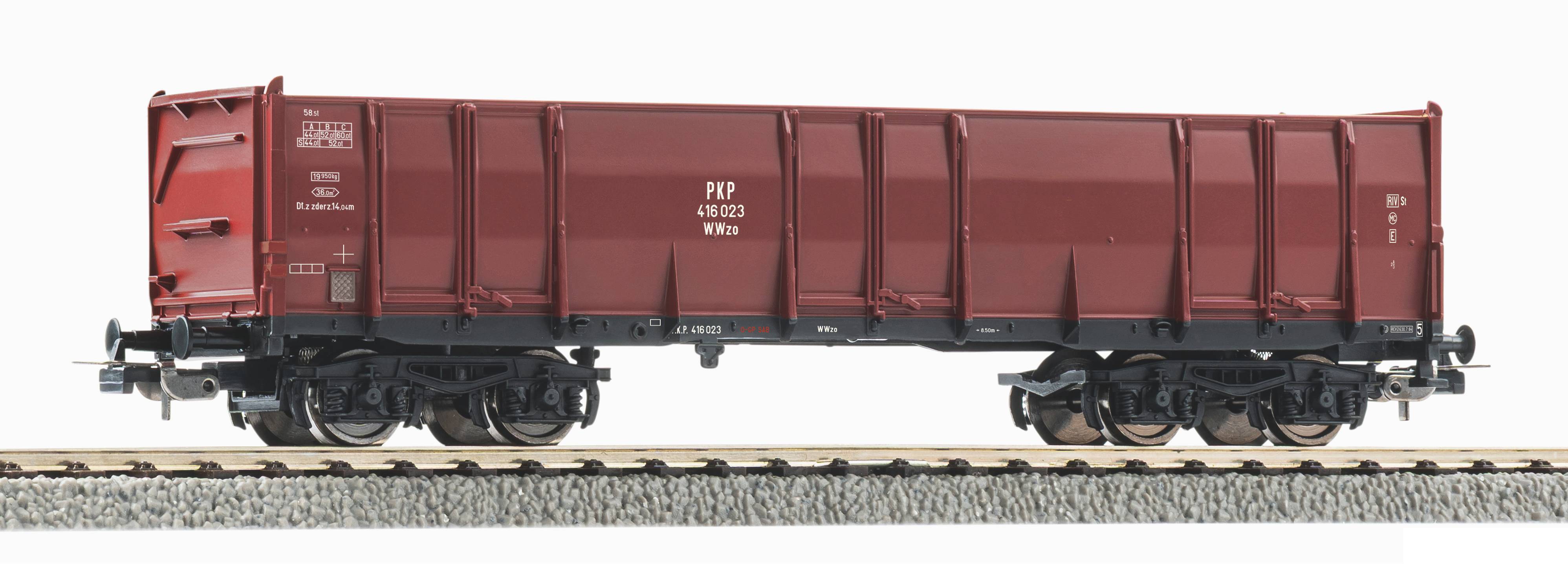 Vue latérale d'un wagon de fret ferroviaire rouge sur des rails sur fond blanc.