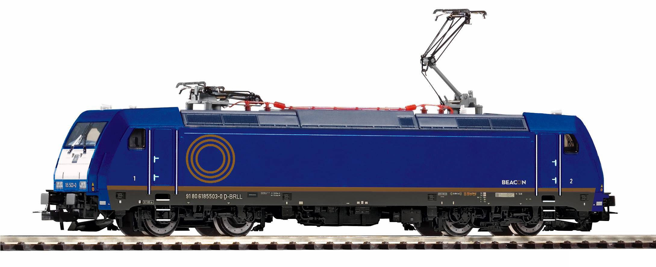 Locomotive électrique bleue vue de côté, avec logo circulaire orange et pantographe levé sur des rails sur fond blanc.