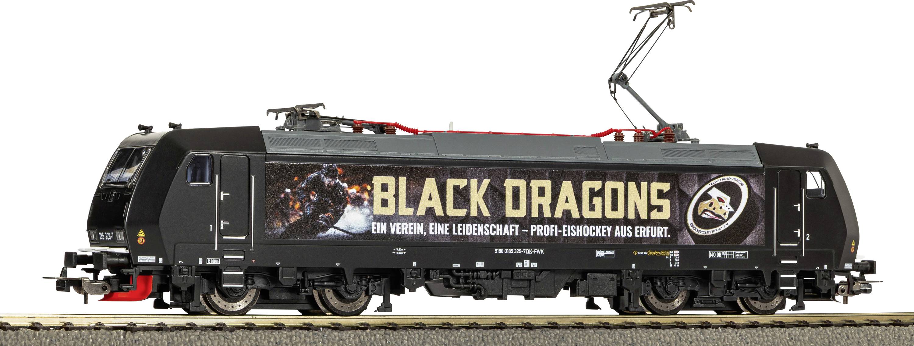 Locomotive électrique noire avec la mention « BLACK DRAGONS » et une livrée aux motifs de dragon, présentée en vue de profil sur des voies ferrées.