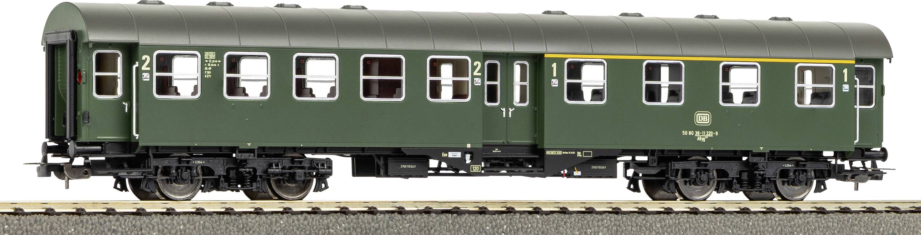 Voiture de train de passagers vintage verte sur les rails, vue latérale, avec plusieurs fenêtres et une porte centrale.