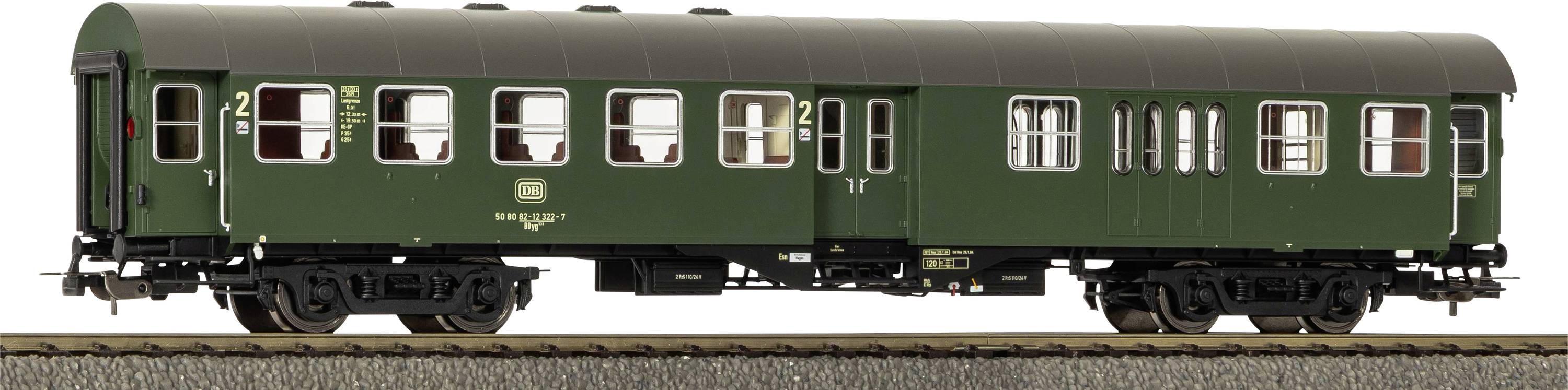 Coach de passagers de chemin de fer vintage vert avec plusieurs fenêtres, marqué « 2 » pour la deuxième classe, montré en vue de côté sur un fond blanc.
