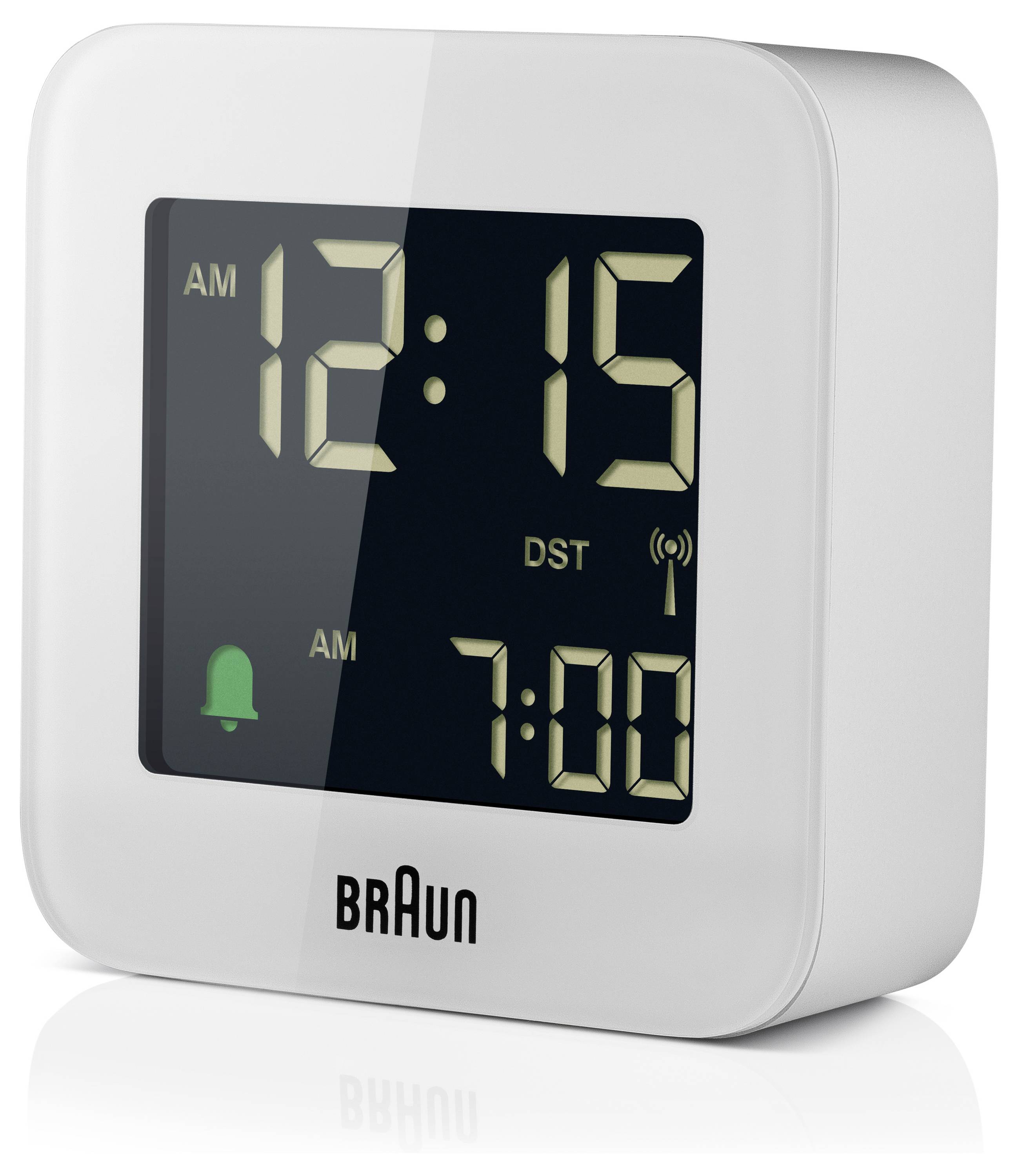 Réveil numérique blanc Braun affichant 12:15 AM, avec une heure d'alarme inférieure de 7:00 AM, indicateur DST et icône de cloche.