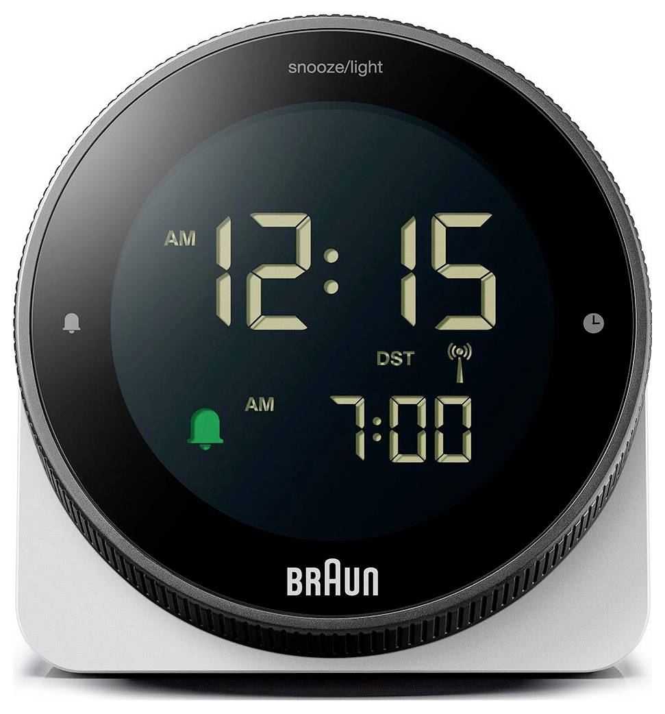 Réveil numérique Braun affichant 12h15 du matin et une alarme réglée à 7h00, avec les indicateurs DST et snooze/lumière.