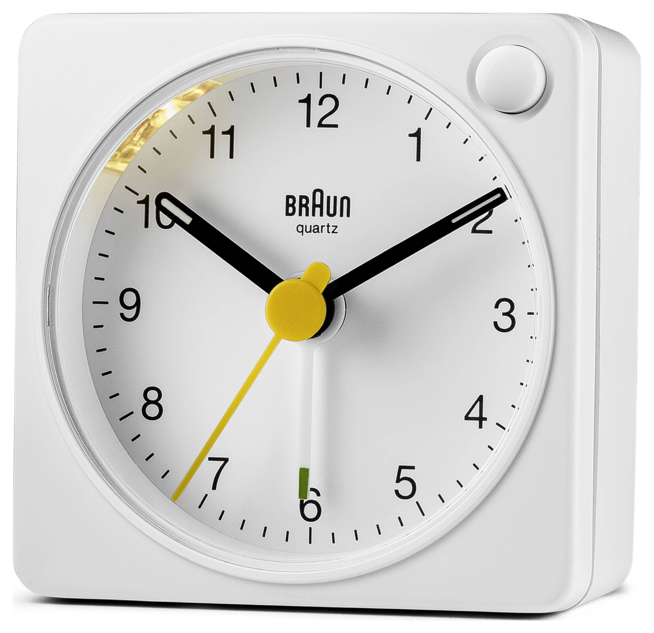 Réveil analogique quartz Braun blanc affichant environ 10 h 10, avec une trotteuse jaune et un bouton de répétition rond en haut à droite.