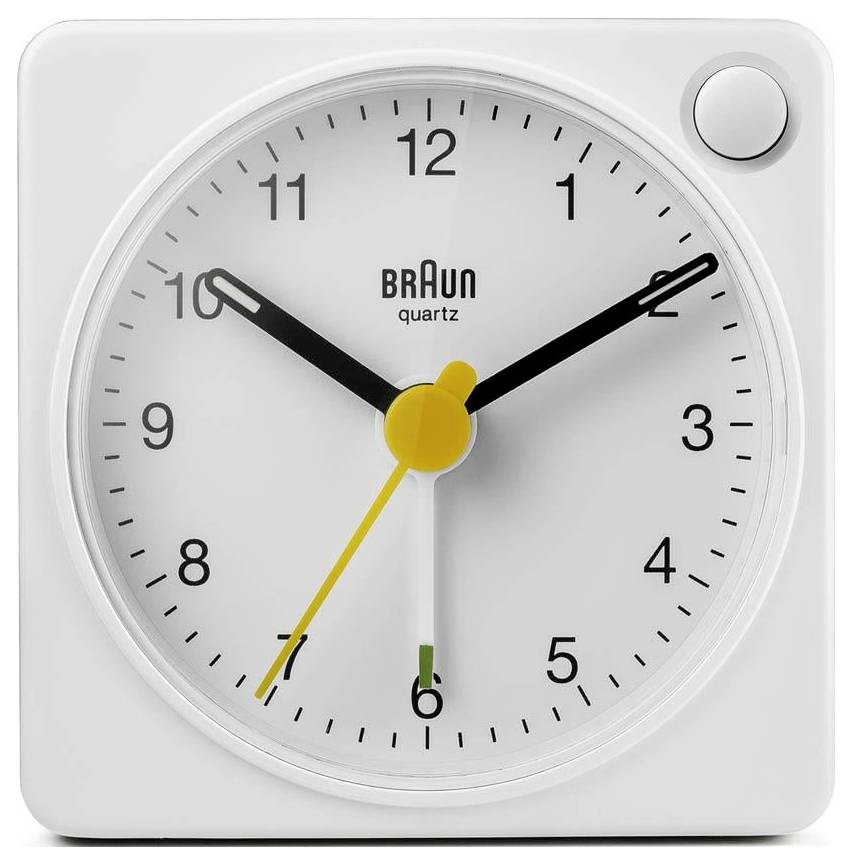 Horloge de réveil analogique en quartz Braun blanche affichant environ 10h10, avec une trotteuse jaune et un bouton d'alarme en haut.