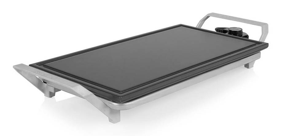 Plaque chauffante électrique noire avec surface de cuisson rectangulaire antiadhésive et poignées/base argentées, présentée sur un fond blanc.