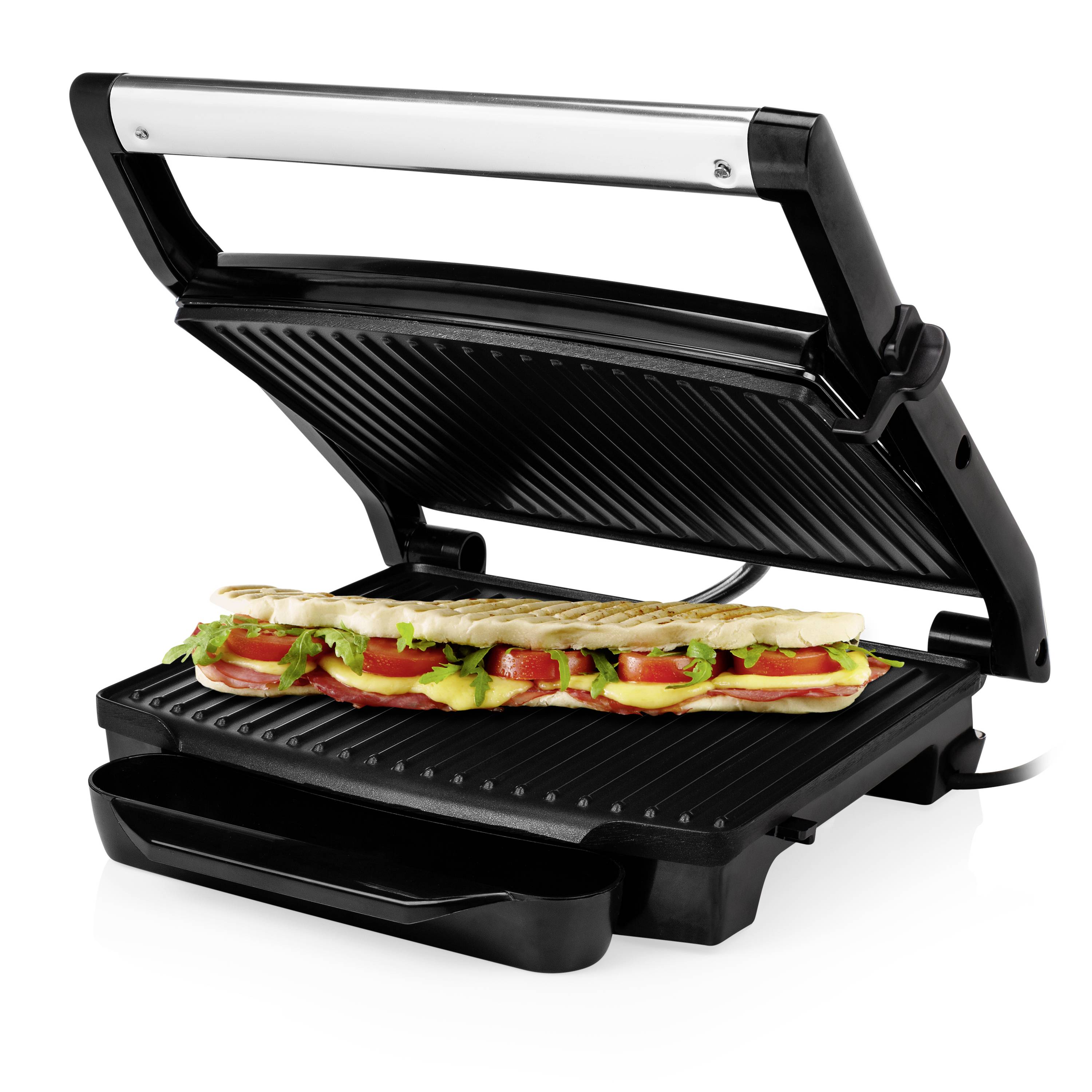 Gril à panini de comptoir ouvert avec un sandwich en cours de cuisson sur la plaque inférieure cannelée, couvercle relevé et voyant indicateur allumé.