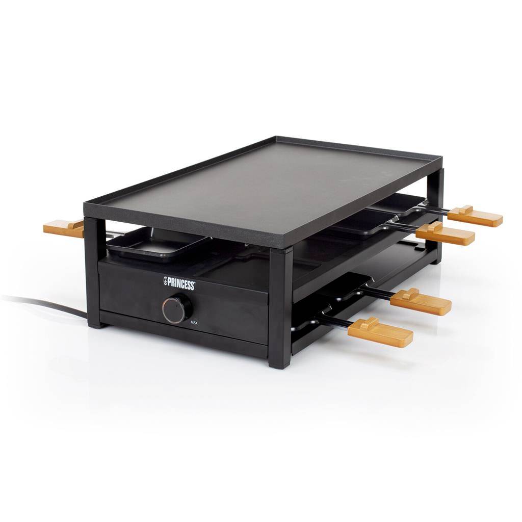 Grill raclette de table électrique avec une plaque de cuisson plate, marque « PRINCESS », et six poêles à poignées orange en dessous et à côté.