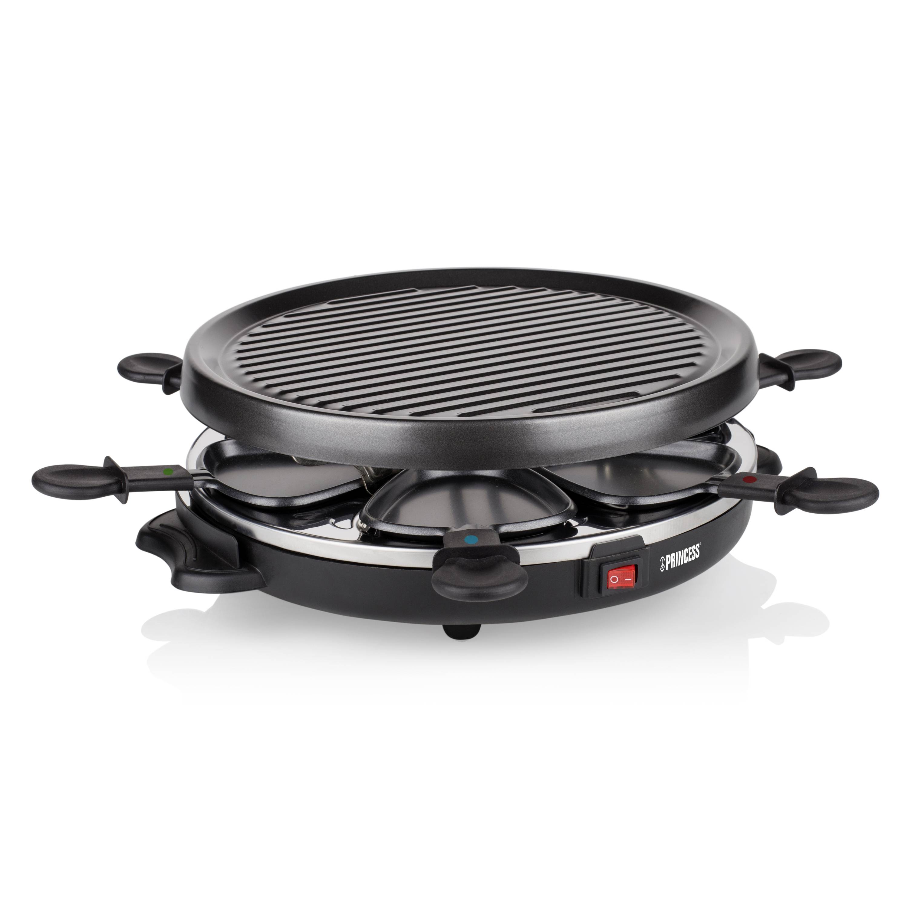 Appareil à raclette électrique noir avec huit poêles autour d'une plaque de cuisson nervurée ronde sur un fond blanc.