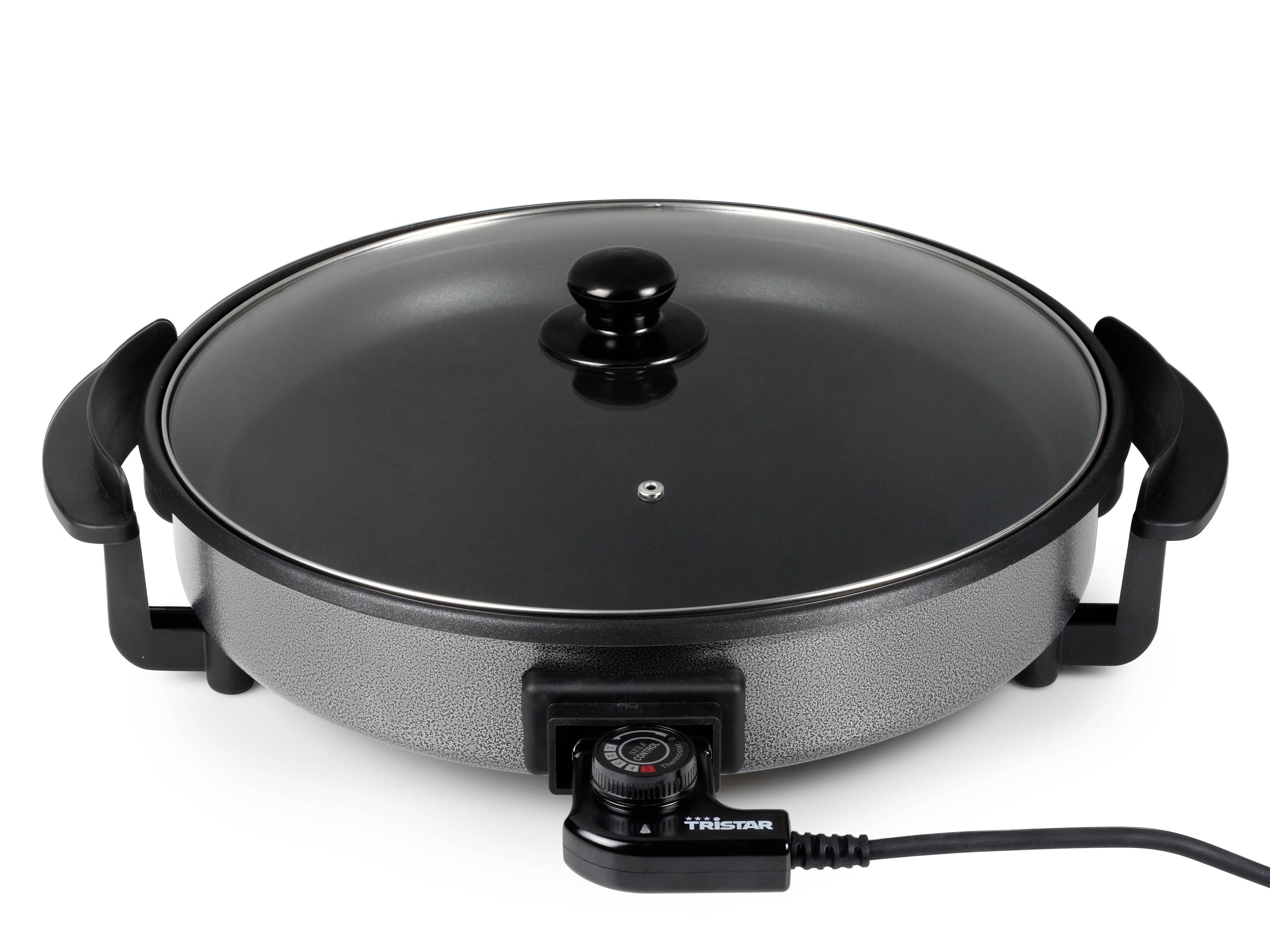 Poêle électrique noire avec couvercle en verre, poignées latérales et bouton de contrôle de température avec cordon d'alimentation attaché.