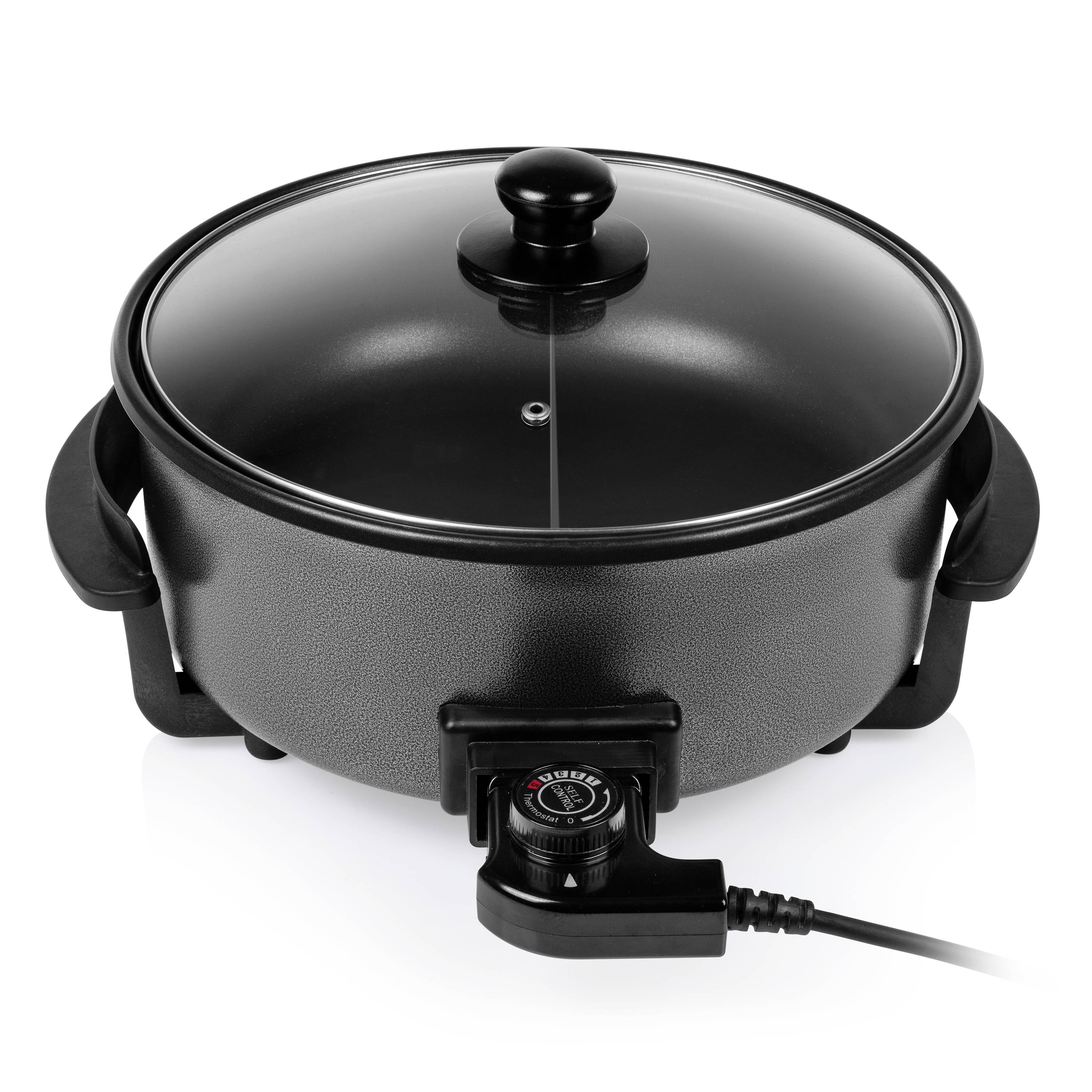 Poêle électrique noire avec couvercle en verre, poignées latérales et bouton de contrôle de température avec cordon d'alimentation sur un fond blanc.