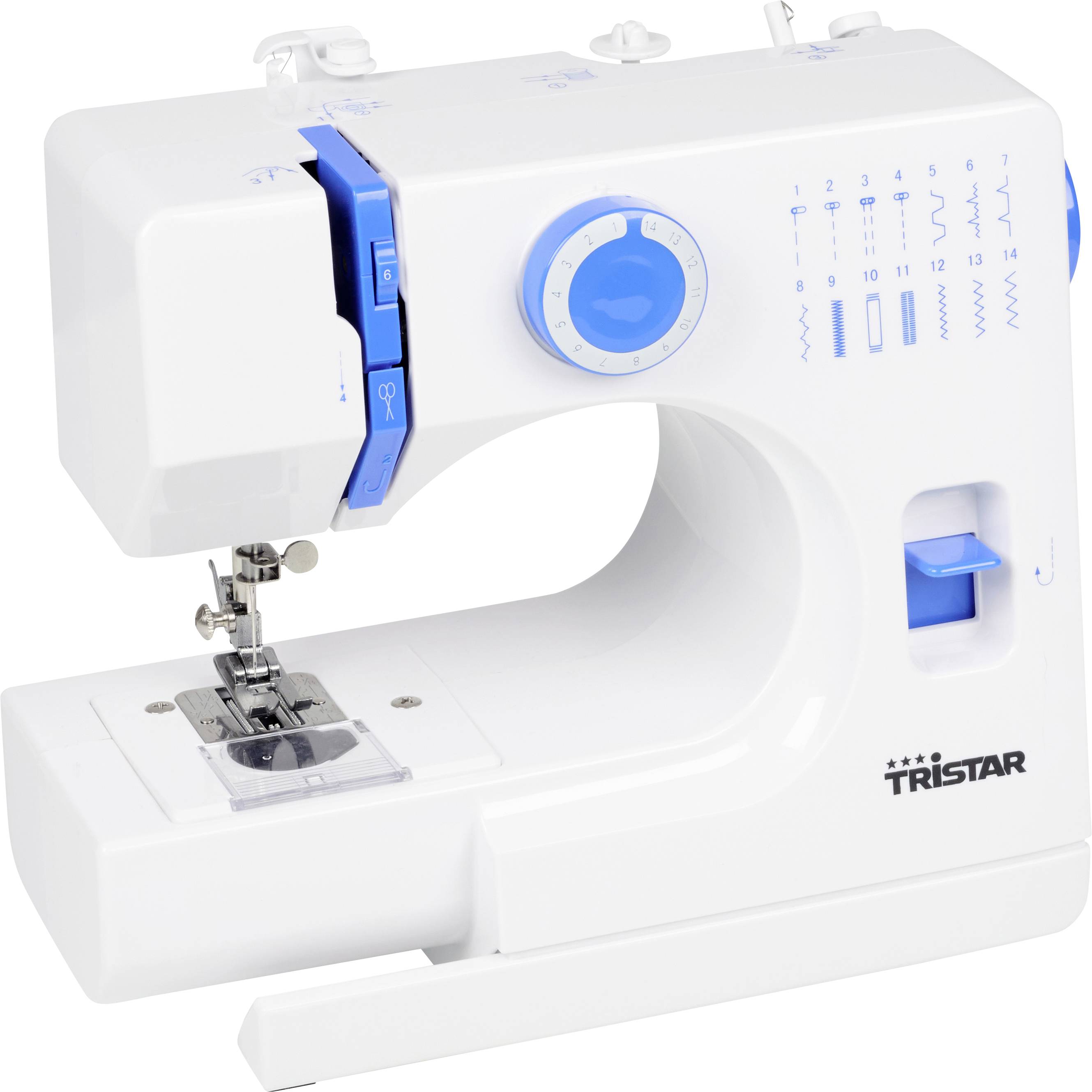 Machine à coudre Tristar blanche et bleue avec sélecteur de points rotatif et pied presseur visible, présentée sur un fond blanc.