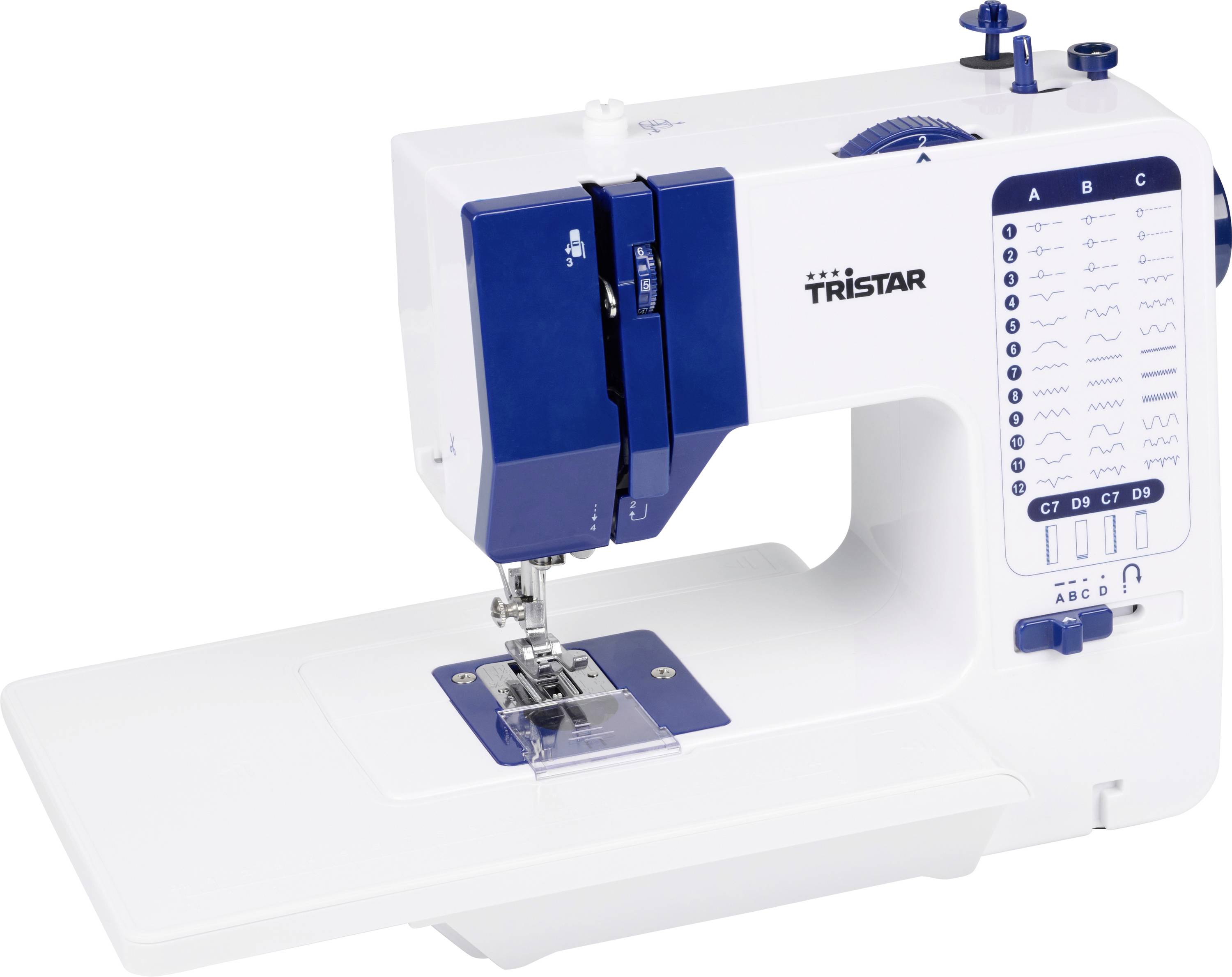 Machine à coudre Tristar blanche et bleue présentée sur fond blanc, avec tableau de sélection des points de couture sur le côté droit.