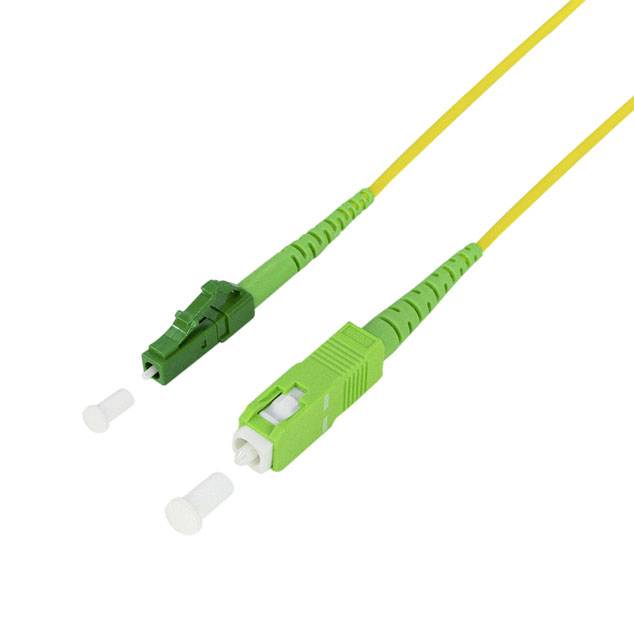 Deux connecteurs de câble à fibre optique verts avec des câbles jaunes et de petits bouchons antipoussière blancs sur un fond blanc.
