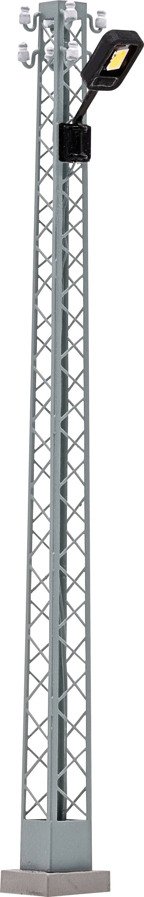 Un grand poteau utilitaire métallique avec un luminaire de lampadaire monté dessus, présenté sur fond blanc.