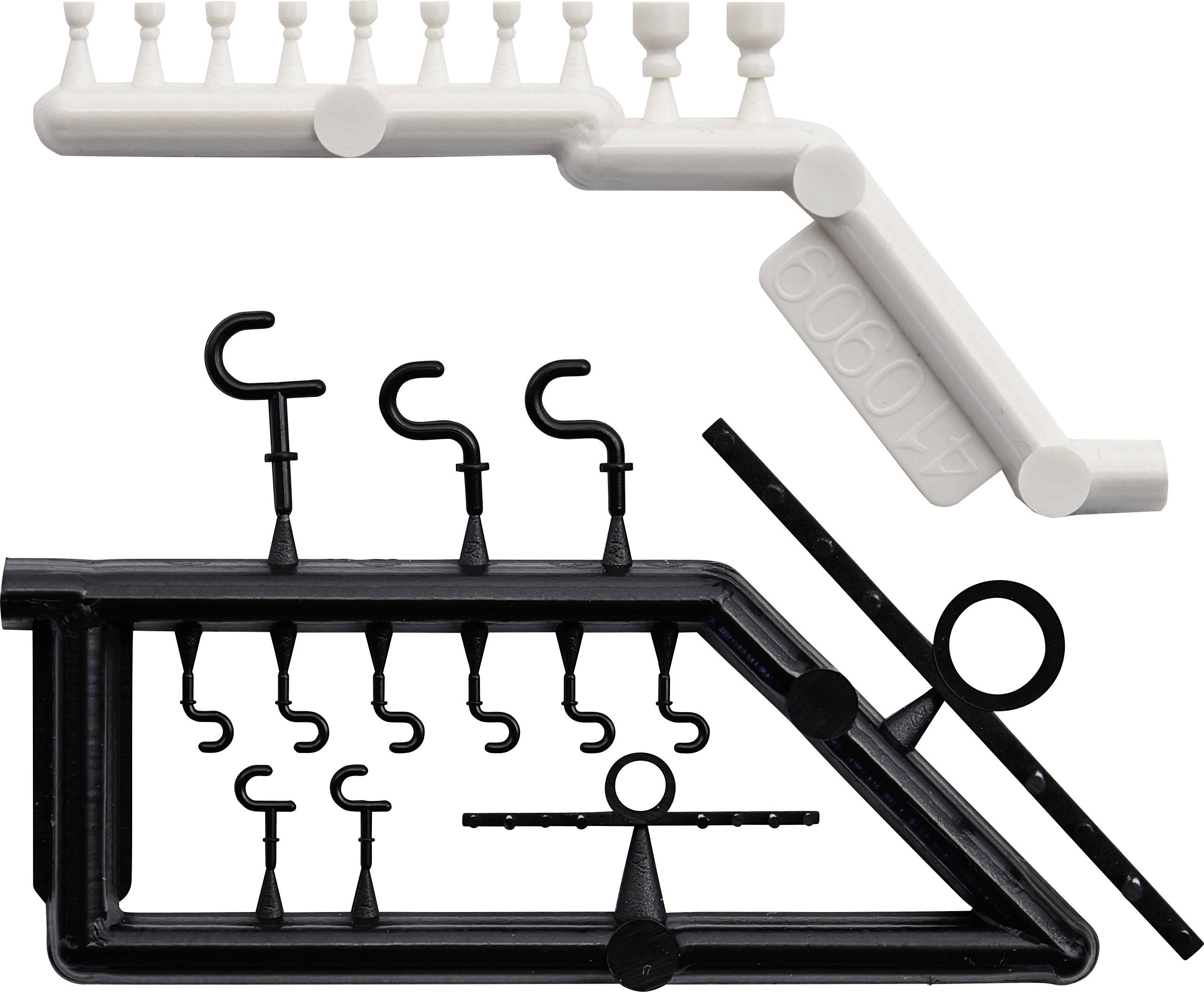 Affichage plastique de crochets et supports de style pince assortis en noir et blanc arrangés en deux rangées, présenté sur un fond blanc.